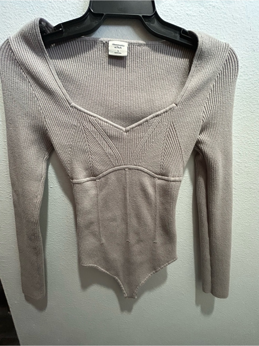 Abercrombie & Fitch Ribbed Long Sleeve V‑Neck Bodysuit - Light Taupe